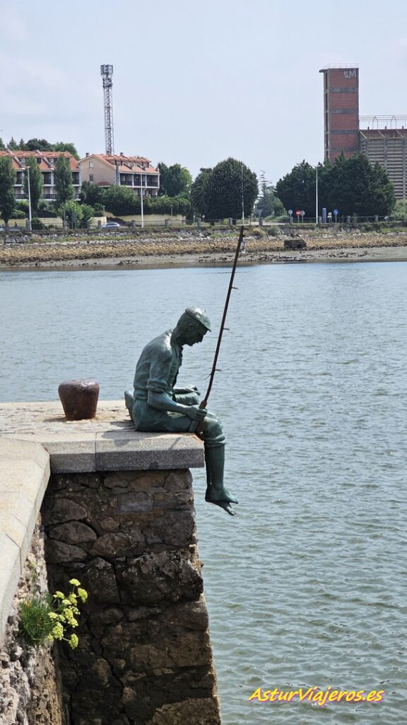 En el borde del paseo del muelle, sentado en una esquina esperando a que algún pez pique su caña se encuentra una escultura que pasa casi inadvertida.

Esta estatua, hecha en bronce, fue inaugurada el 16 de julio de 2004. Con ella se ha rendido un cálido homenaje a todos aquellos pescadores que a través de las décadas se han sentado en este lugar provistos de sencillos aparejos y grandes dosis de paciencia.